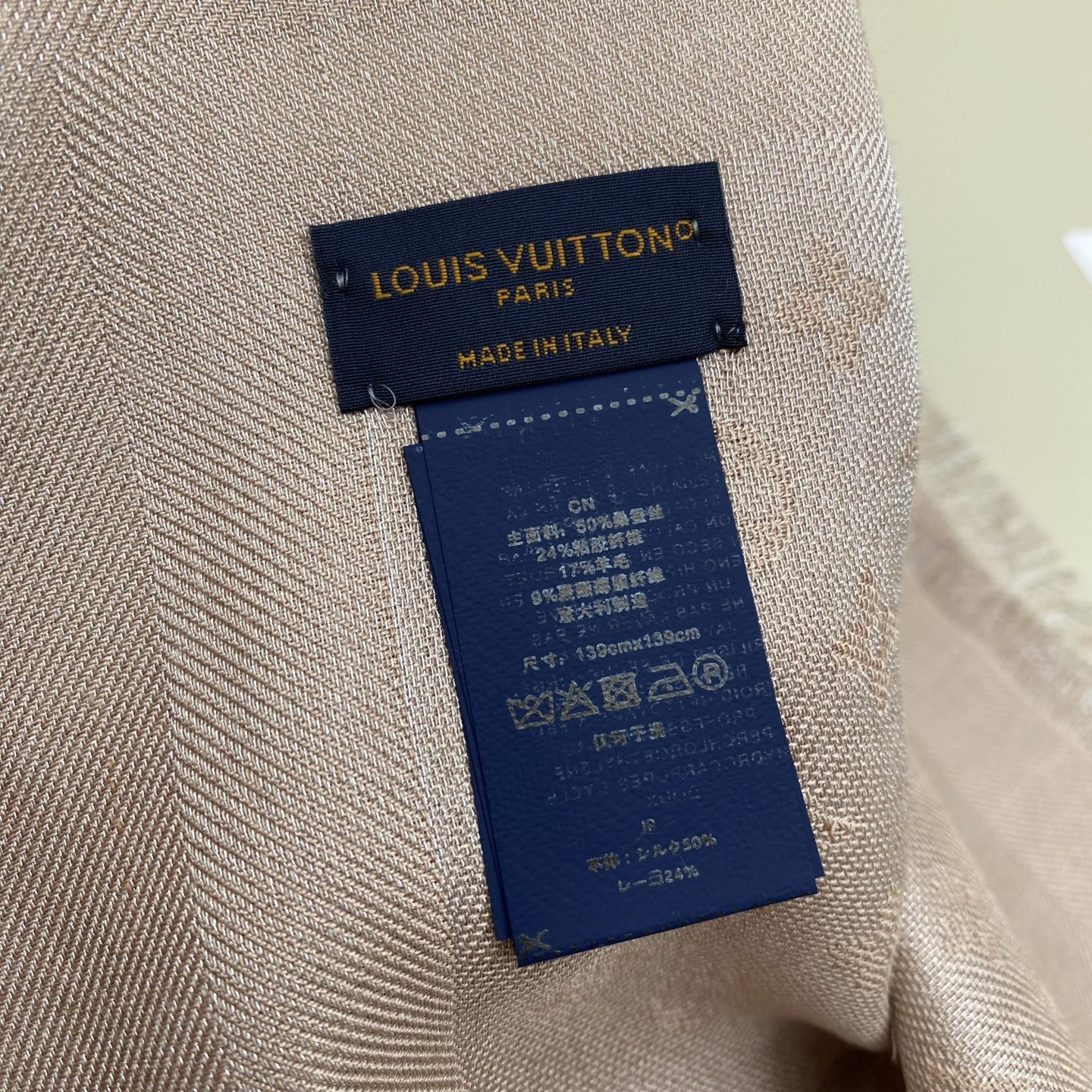 Monogram Classic 披肩秉承路易威登旅行毯的设计精神，本次以摩登笔触融入提花织纹，赋予 M