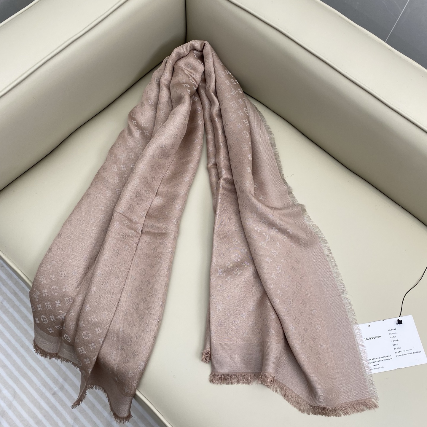 Monogram Classic 披肩秉承路易威登旅行毯的设计精神，本次以摩登笔触融入提花织纹，赋予 M