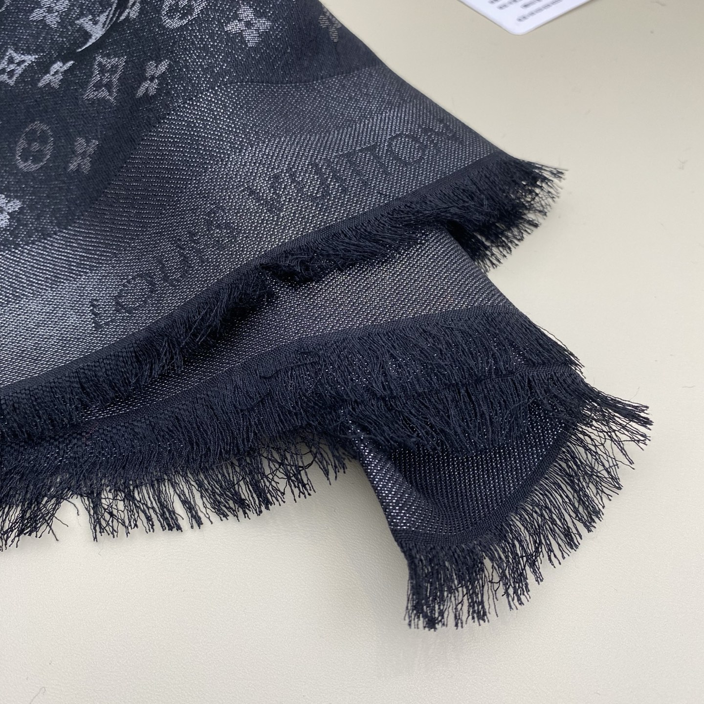 Monogram Classic 披肩秉承路易威登旅行毯的设计精神，本次以摩登笔触融入提花织纹，赋予 M