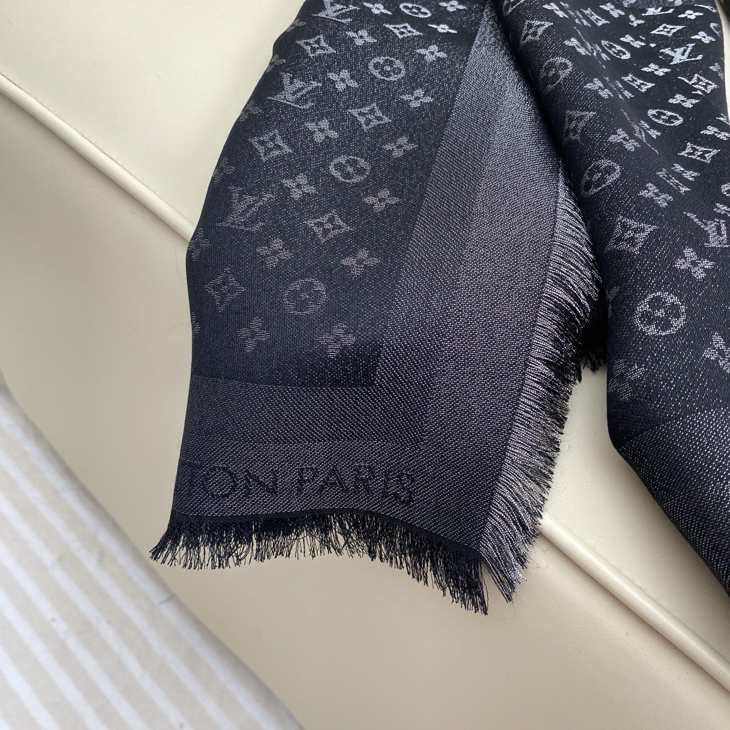 Monogram Classic 披肩秉承路易威登旅行毯的设计精神，本次以摩登笔触融入提花织纹，赋予 M