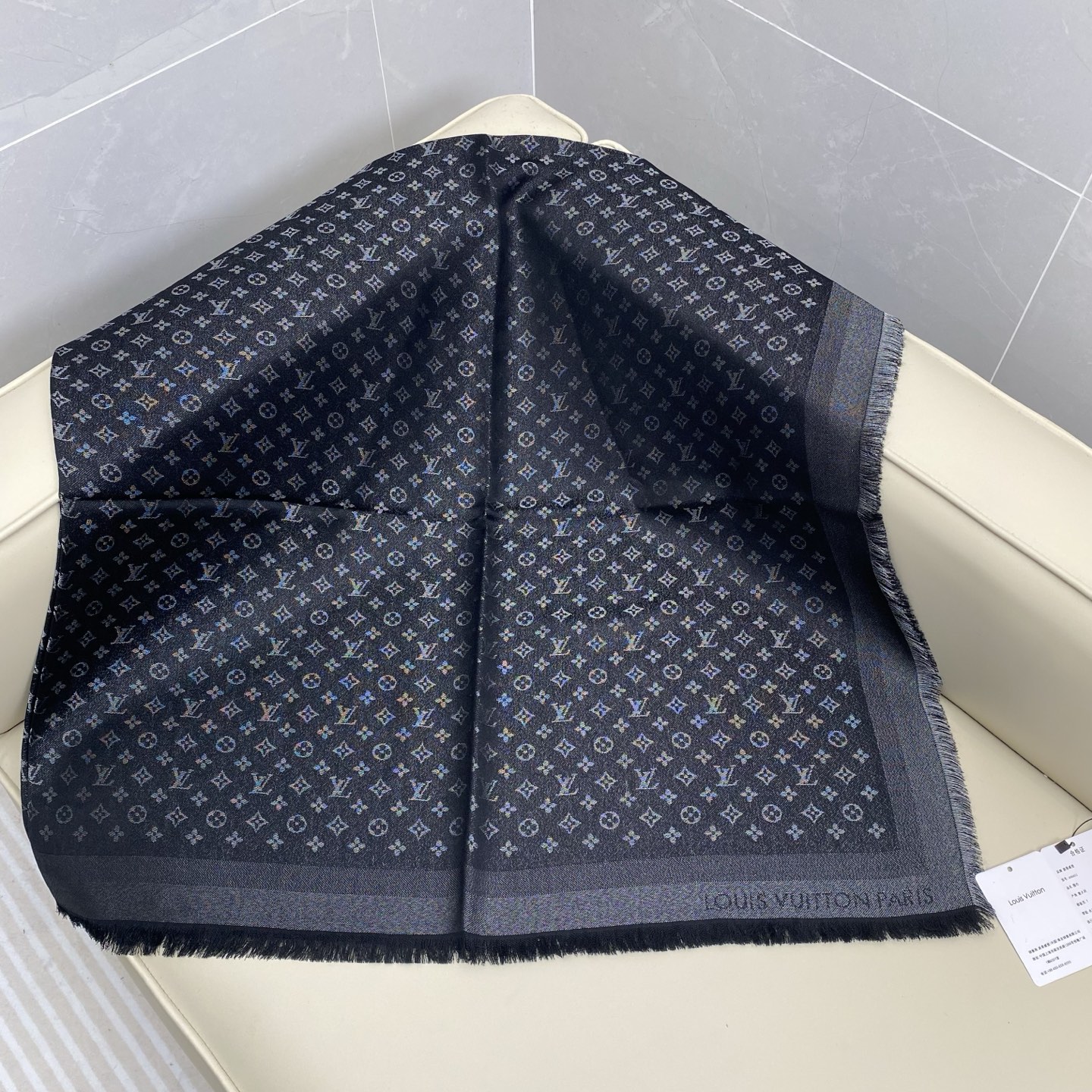 Monogram Classic 披肩秉承路易威登旅行毯的设计精神，本次以摩登笔触融入提花织纹，赋予 M