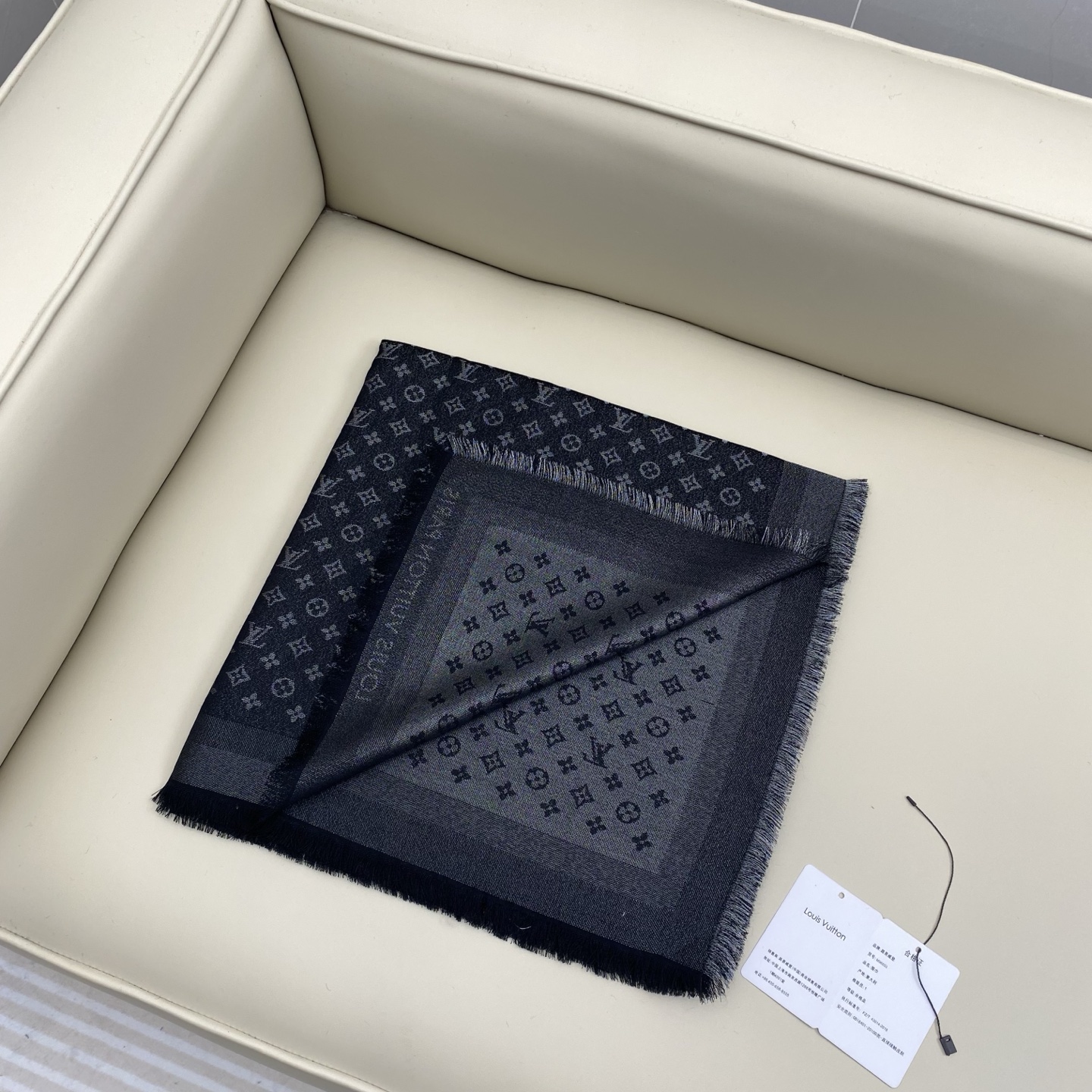 Monogram Classic 披肩秉承路易威登旅行毯的设计精神，本次以摩登笔触融入提花织纹，赋予 M