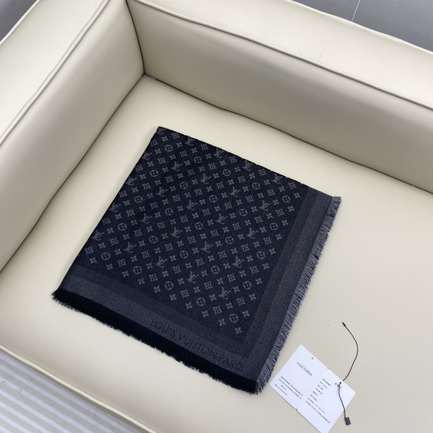 Monogram Classic 披肩秉承路易威登旅行毯的设计精神，本次以摩登笔触融入提花织纹，赋予 M