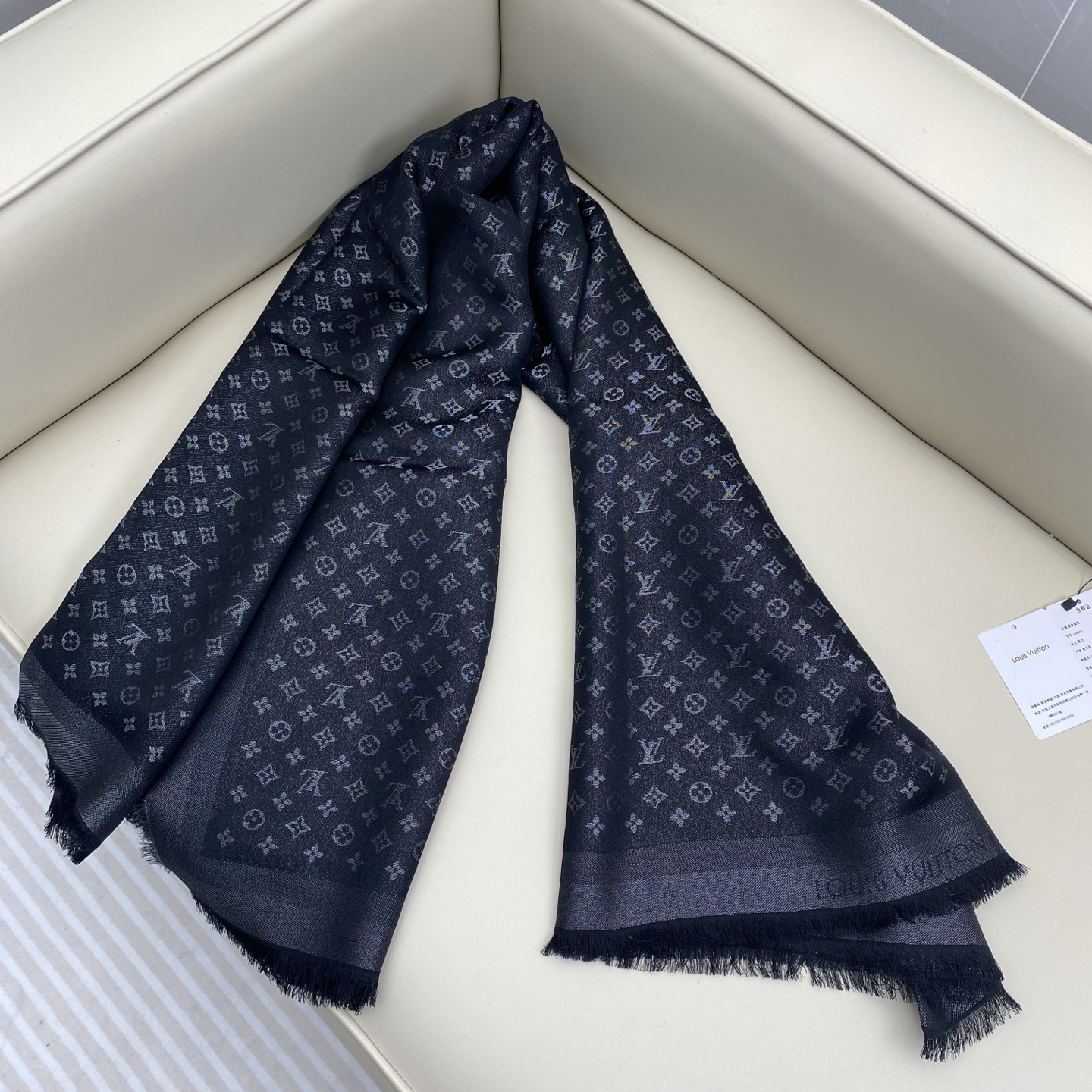 Monogram Classic 披肩秉承路易威登旅行毯的设计精神，本次以摩登笔触融入提花织纹，赋予 M