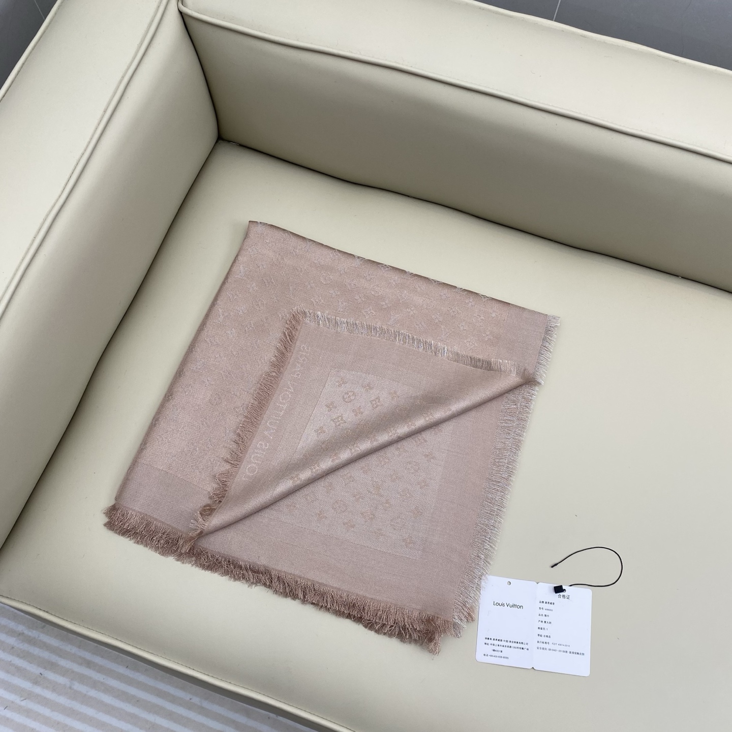 Monogram Classic 披肩秉承路易威登旅行毯的设计精神，本次以摩登笔触融入提花织纹，赋予 M