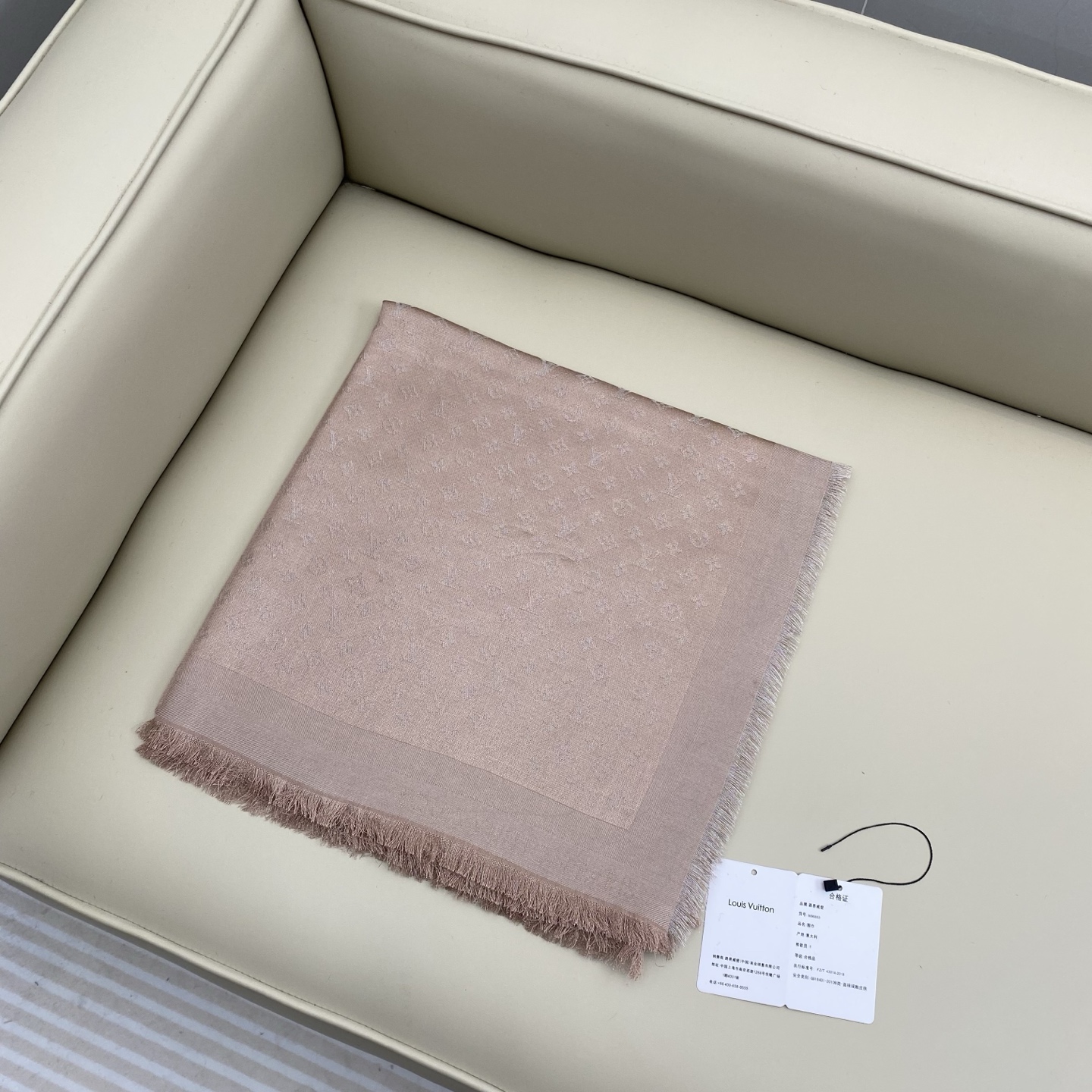 Monogram Classic 披肩秉承路易威登旅行毯的设计精神，本次以摩登笔触融入提花织纹，赋予 M