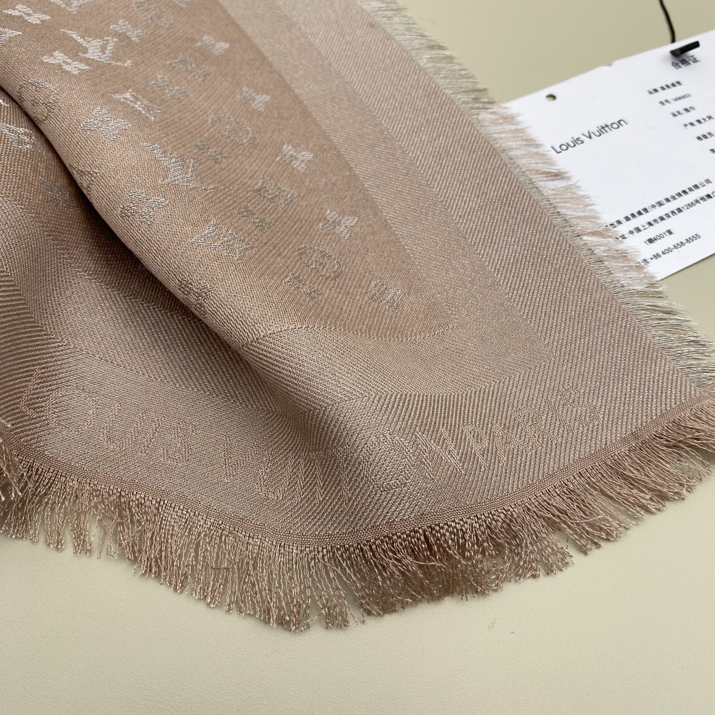 Monogram Classic 披肩秉承路易威登旅行毯的设计精神，本次以摩登笔触融入提花织纹，赋予 M