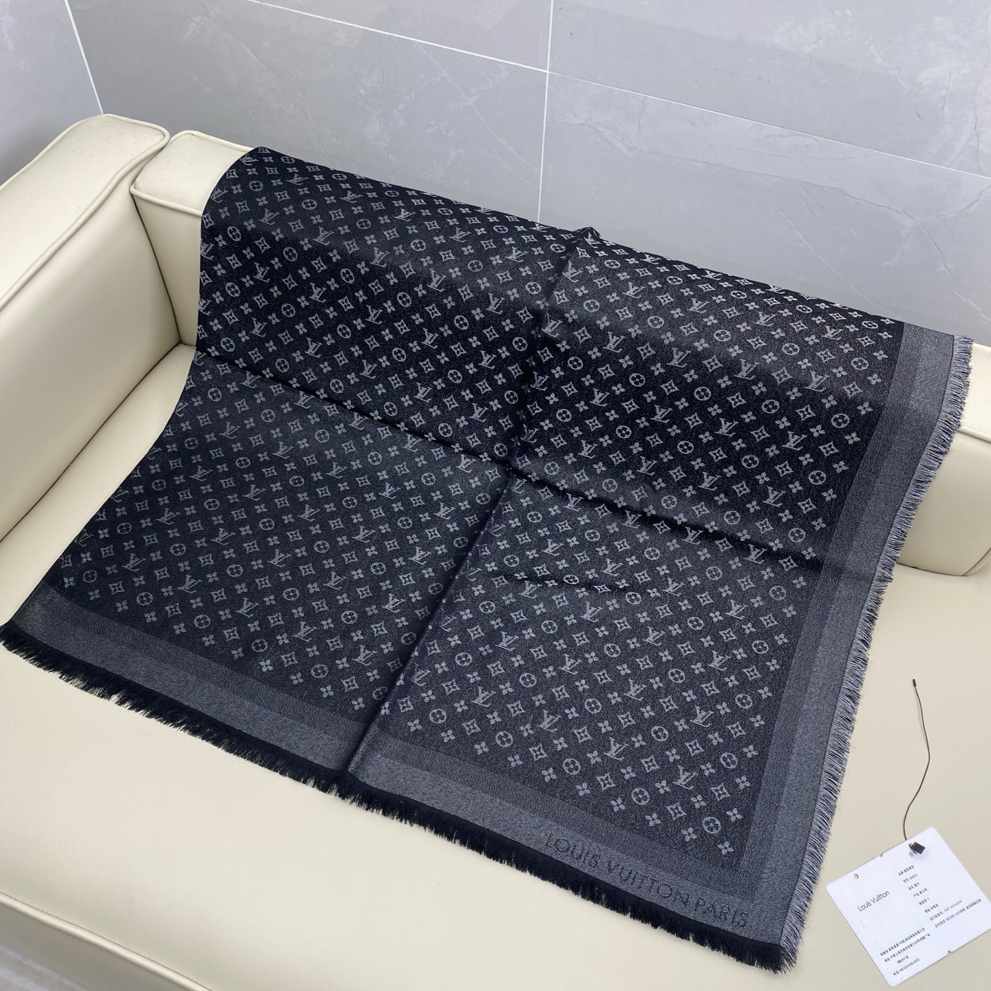 Monogram Classic 披肩秉承路易威登旅行毯的设计精神，本次以摩登笔触融入提花织纹，赋予 M