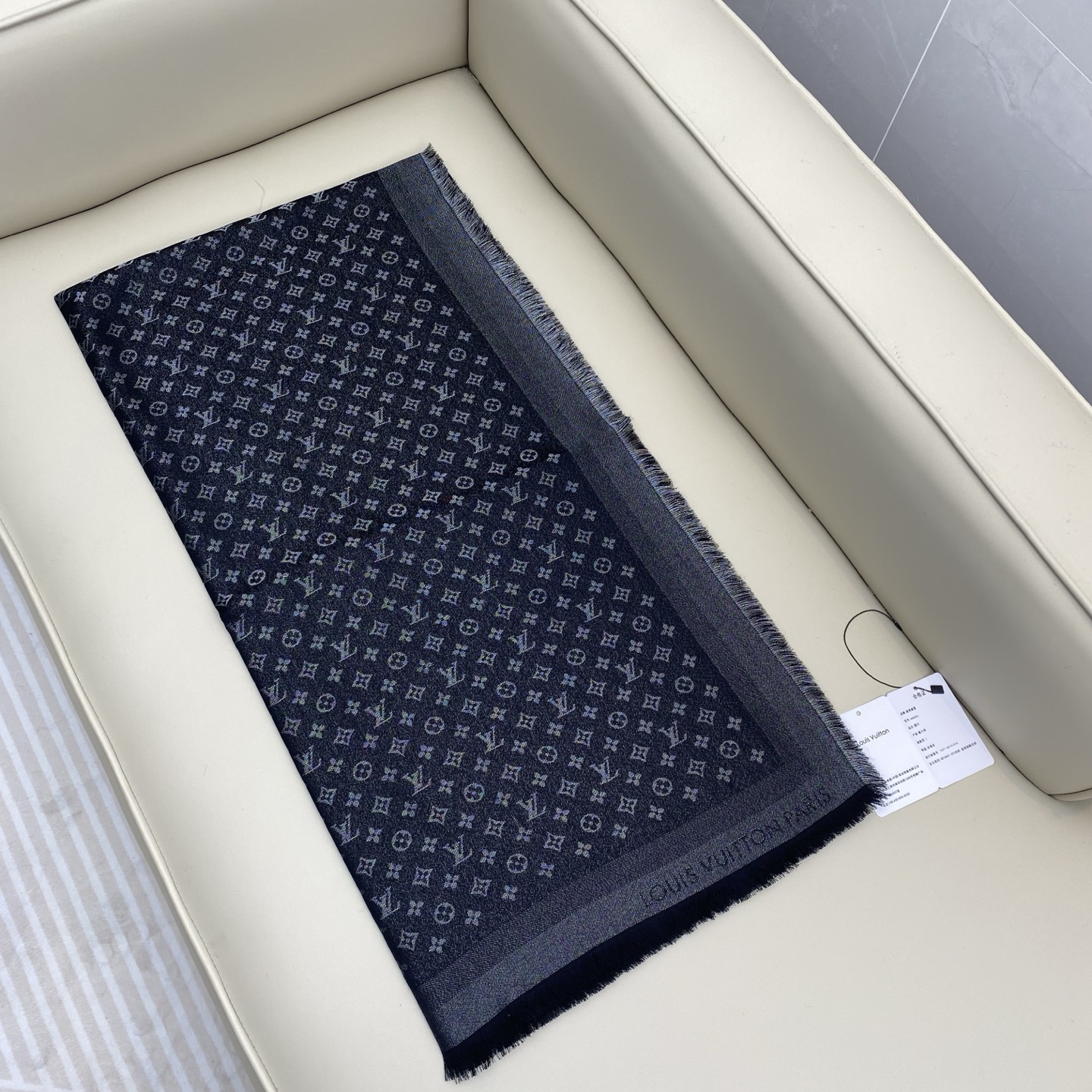 Monogram Classic 披肩秉承路易威登旅行毯的设计精神，本次以摩登笔触融入提花织纹，赋予 M