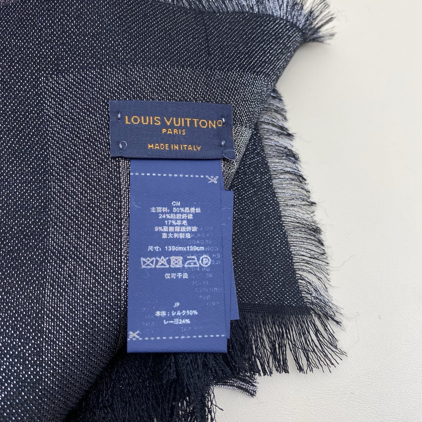 Monogram Classic 披肩秉承路易威登旅行毯的设计精神，本次以摩登笔触融入提花织纹，赋予 M