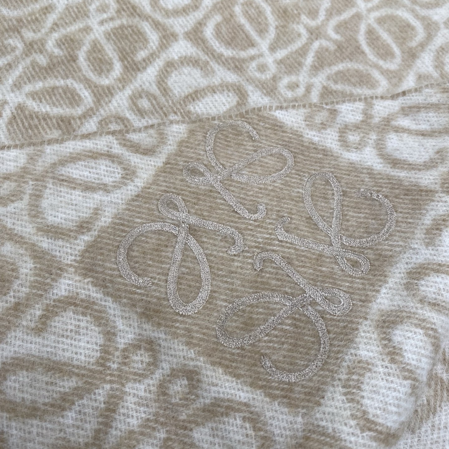 🔥🔥 火爆全网的 𝐋𝐨𝐞𝐰𝐞 ，原单品质！· - 双面Anagram 缇花图案 浅系配色，植绒logoS