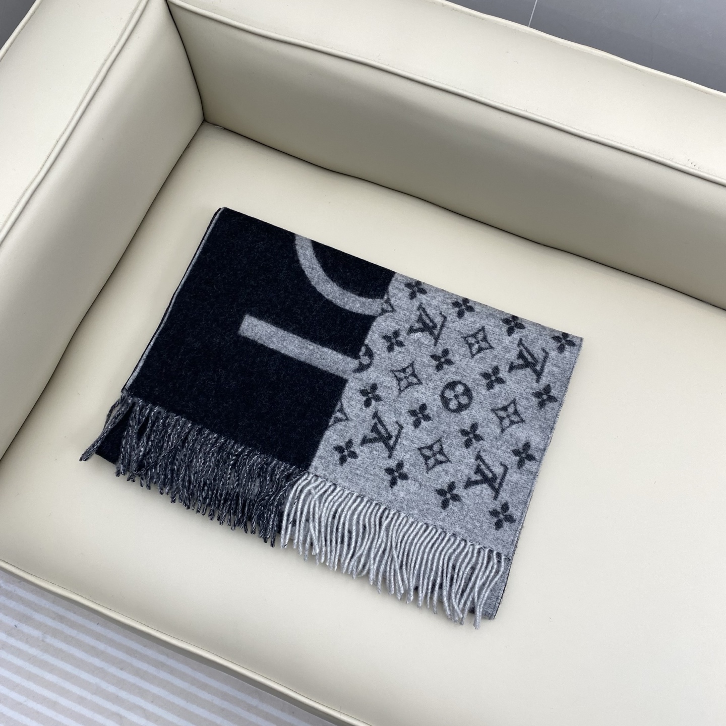 明星同款拼色设计羊绒围巾已经是专柜绝版了，有着与众不同的特别气质，一半黑色一半浅灰色，真的是璀璨星空，上