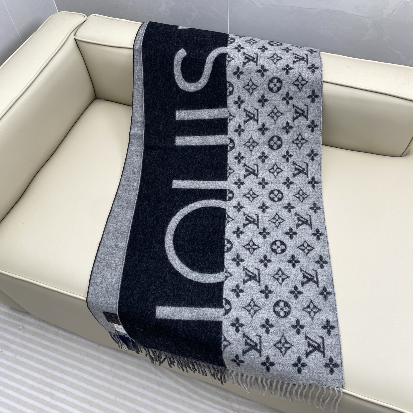 明星同款拼色设计羊绒围巾已经是专柜绝版了，有着与众不同的特别气质，一半黑色一半浅灰色，真的是璀璨星空，上