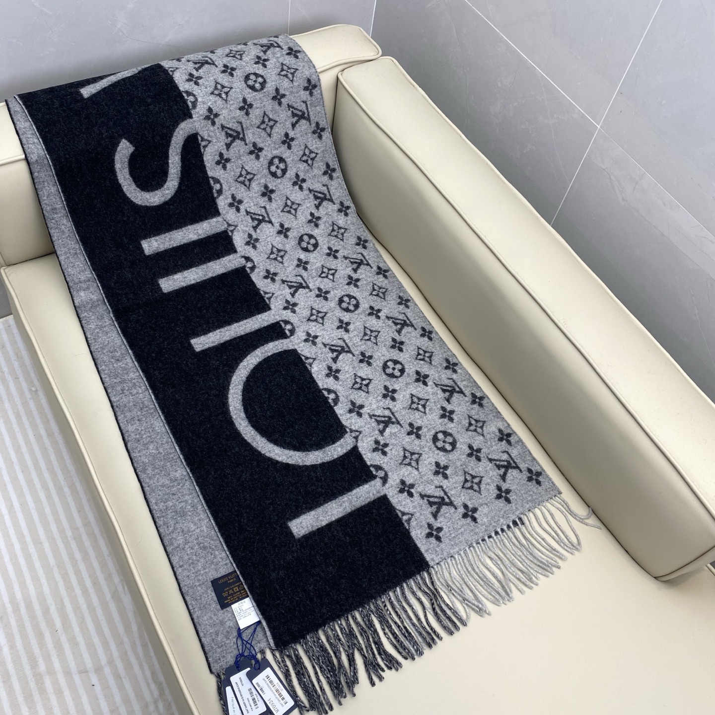 明星同款拼色设计羊绒围巾已经是专柜绝版了，有着与众不同的特别气质，一半黑色一半浅灰色，真的是璀璨星空，上