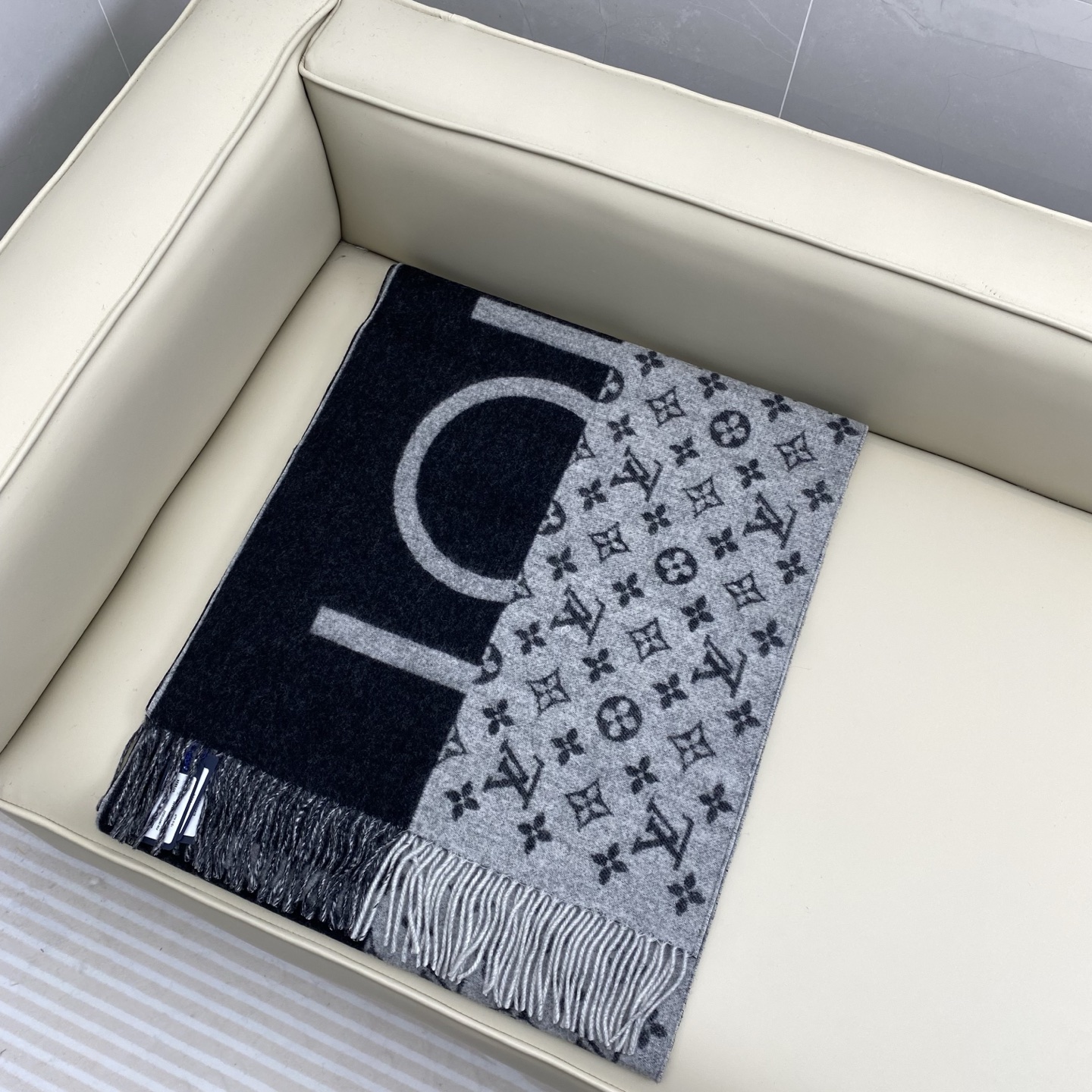 明星同款拼色设计羊绒围巾已经是专柜绝版了，有着与众不同的特别气质，一半黑色一半浅灰色，真的是璀璨星空，上