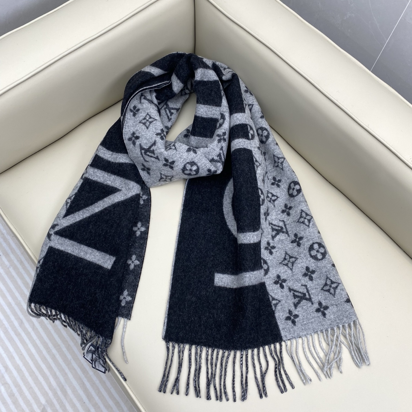 明星同款拼色设计羊绒围巾已经是专柜绝版了，有着与众不同的特别气质，一半黑色一半浅灰色，真的是璀璨星空，上