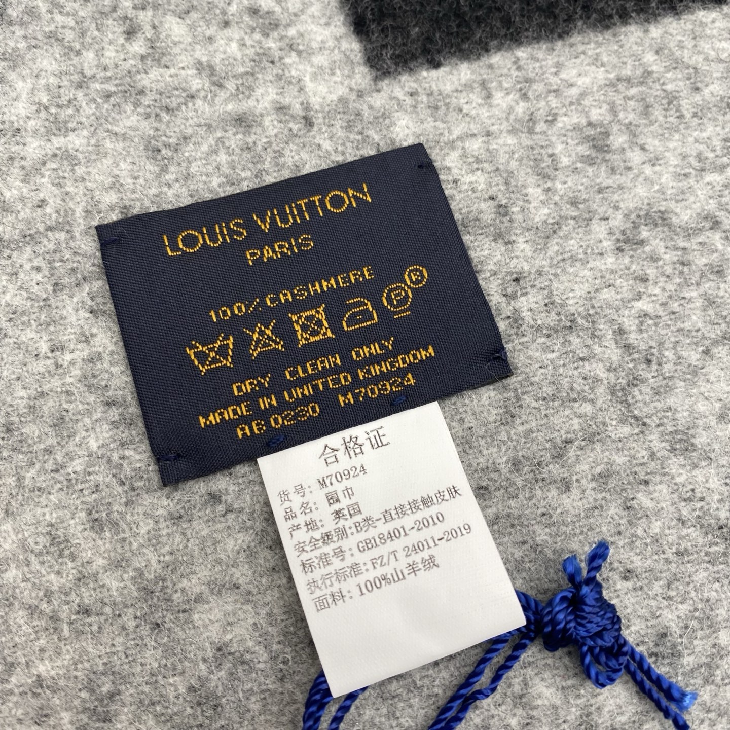 明星同款拼色设计羊绒围巾已经是专柜绝版了，有着与众不同的特别气质，一半黑色一半浅灰色，真的是璀璨星空，上