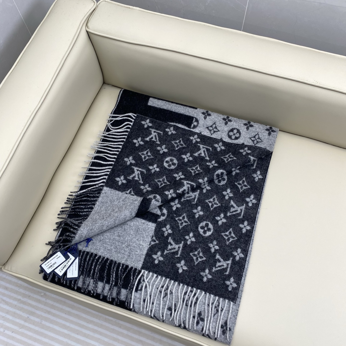 明星同款拼色设计羊绒围巾已经是专柜绝版了，有着与众不同的特别气质，一半黑色一半浅灰色，真的是璀璨星空，上