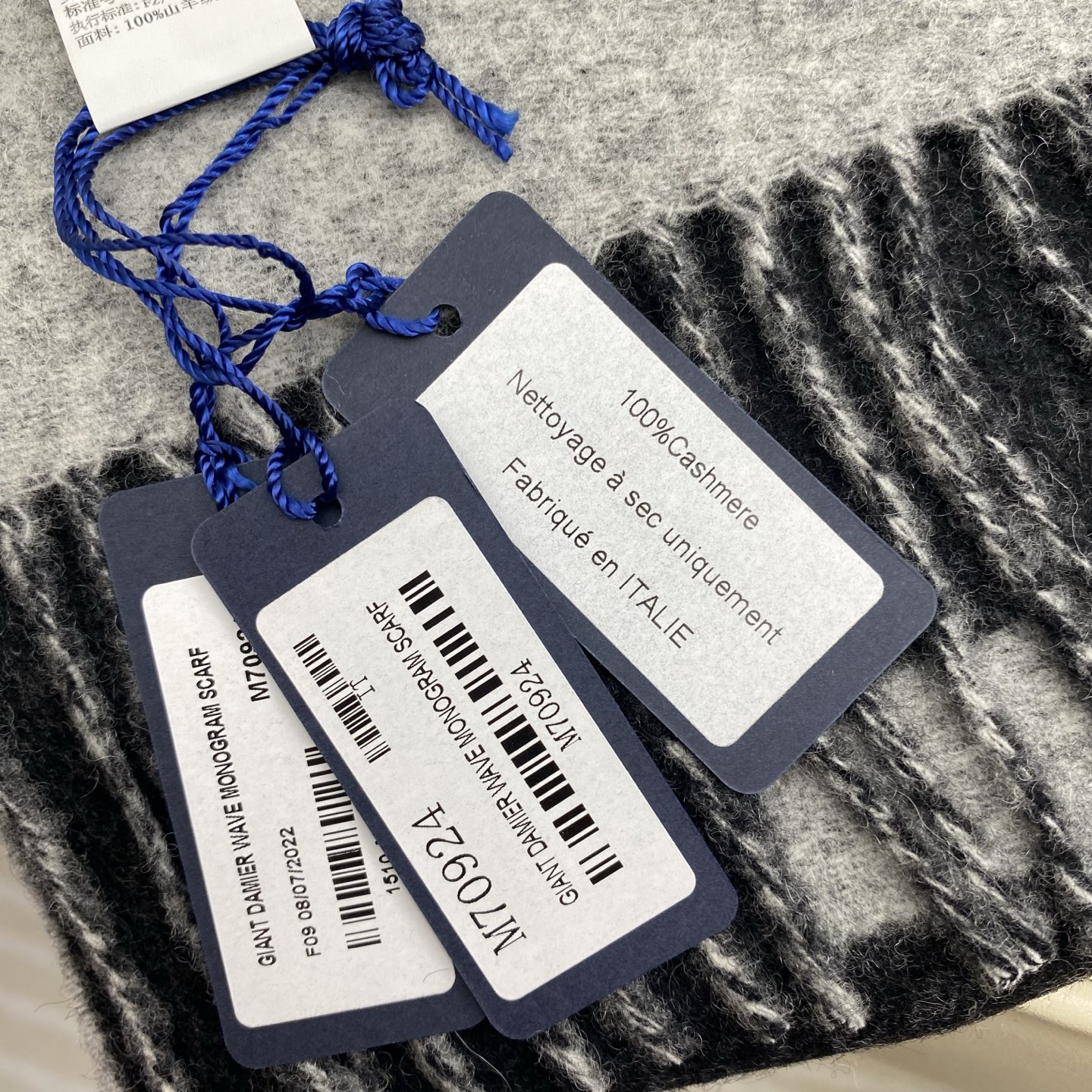 明星同款拼色设计羊绒围巾已经是专柜绝版了，有着与众不同的特别气质，一半黑色一半浅灰色，真的是璀璨星空，上