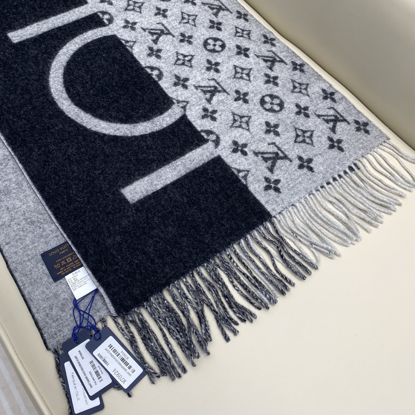 明星同款拼色设计羊绒围巾已经是专柜绝版了，有着与众不同的特别气质，一半黑色一半浅灰色，真的是璀璨星空，上