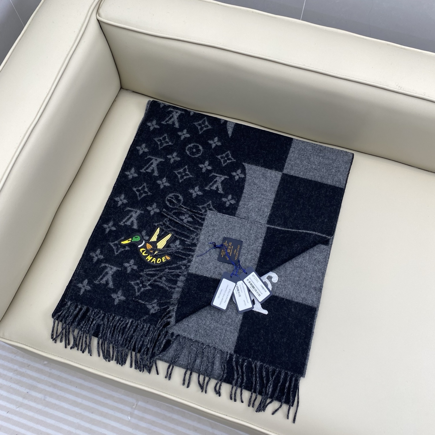 𝐋𝐨𝐮𝐢𝐬 𝐕𝐮𝐢𝐭𝐭𝐨𝐧《NIGO 联名款鸭子刺绣🦆围巾 》官网型号：M标签 100%羊绒Monogr