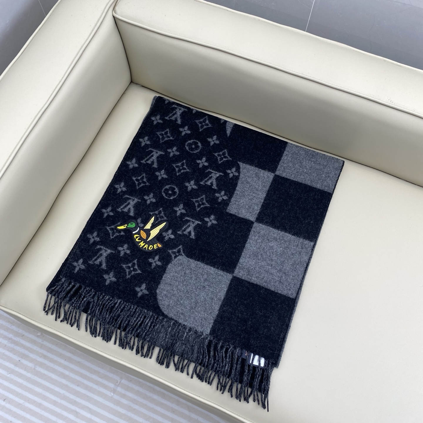 𝐋𝐨𝐮𝐢𝐬 𝐕𝐮𝐢𝐭𝐭𝐨𝐧《NIGO 联名款鸭子刺绣🦆围巾 》官网型号：M标签 100%羊绒Monogr