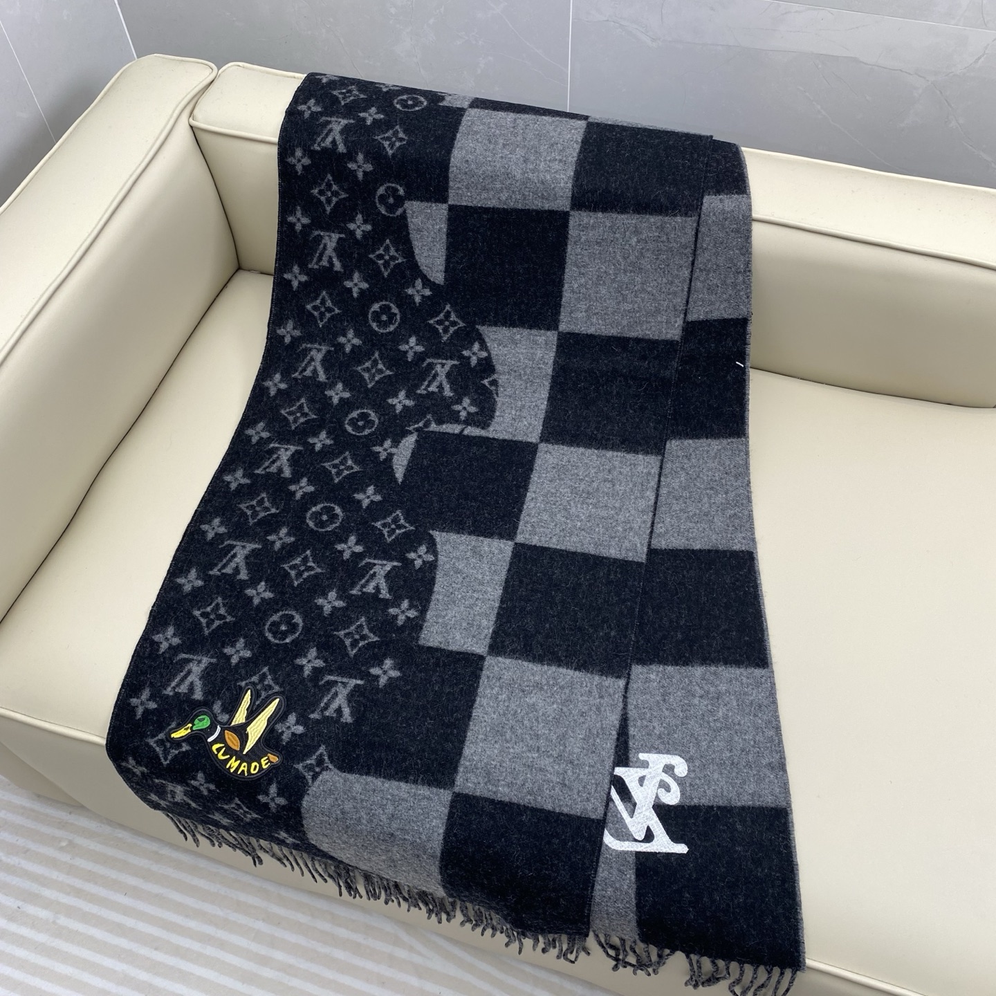 𝐋𝐨𝐮𝐢𝐬 𝐕𝐮𝐢𝐭𝐭𝐨𝐧《NIGO 联名款鸭子刺绣🦆围巾 》官网型号：M标签 100%羊绒Monogr