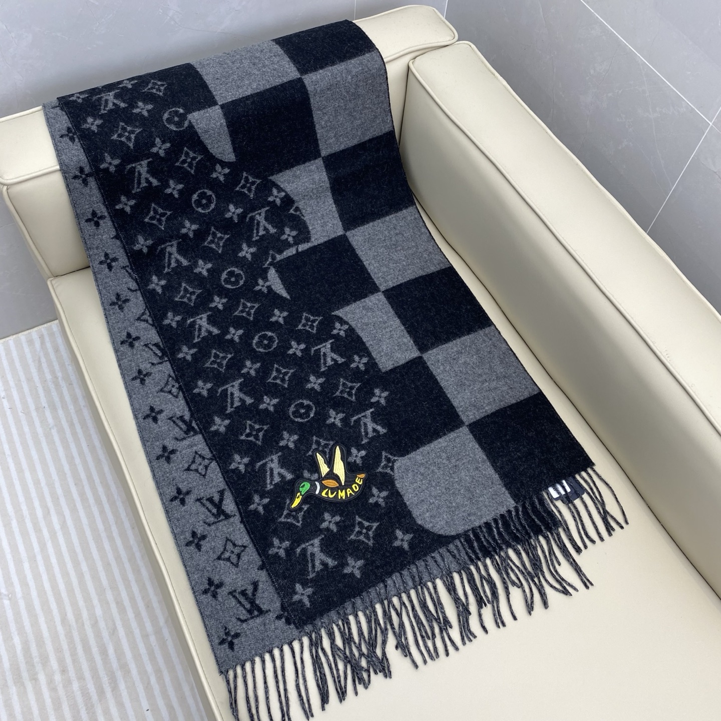 𝐋𝐨𝐮𝐢𝐬 𝐕𝐮𝐢𝐭𝐭𝐨𝐧《NIGO 联名款鸭子刺绣🦆围巾 》官网型号：M标签 100%羊绒Monogr