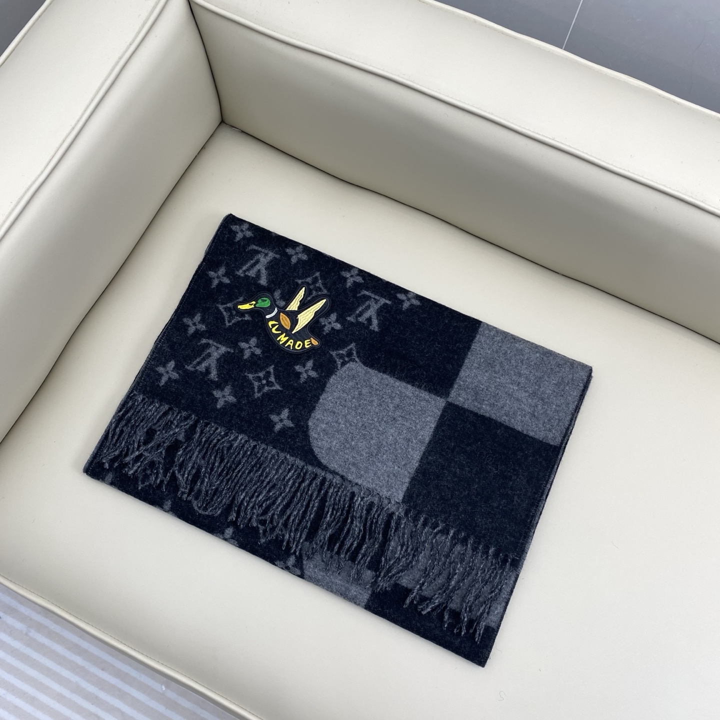 𝐋𝐨𝐮𝐢𝐬 𝐕𝐮𝐢𝐭𝐭𝐨𝐧《NIGO 联名款鸭子刺绣🦆围巾 》官网型号：M标签 100%羊绒Monogr