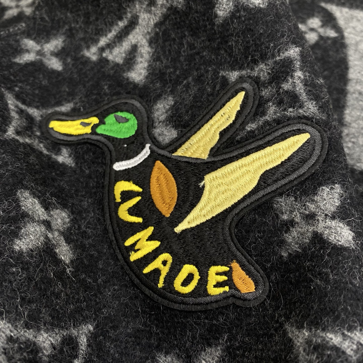 𝐋𝐨𝐮𝐢𝐬 𝐕𝐮𝐢𝐭𝐭𝐨𝐧《NIGO 联名款鸭子刺绣🦆围巾 》官网型号：M标签 100%羊绒Monogr