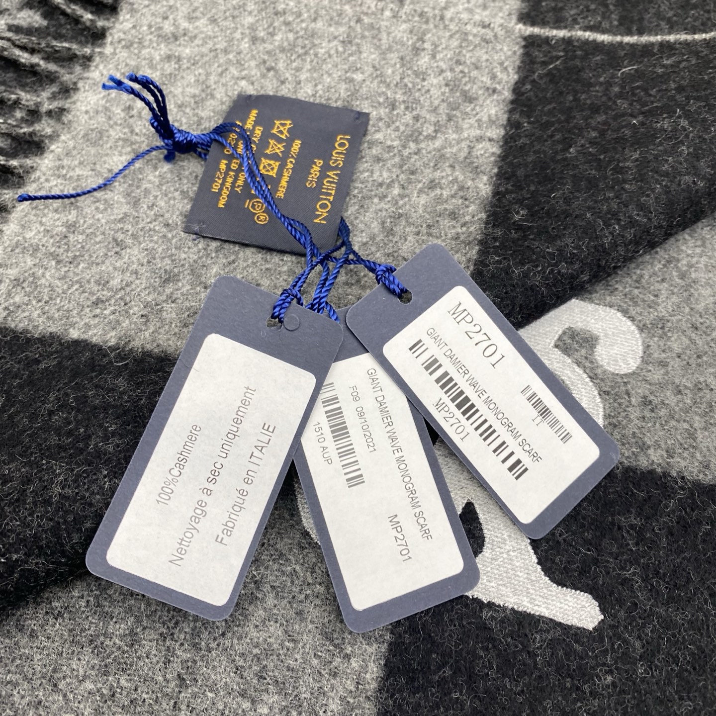 𝐋𝐨𝐮𝐢𝐬 𝐕𝐮𝐢𝐭𝐭𝐨𝐧《NIGO 联名款鸭子刺绣🦆围巾 》官网型号：M标签 100%羊绒Monogr