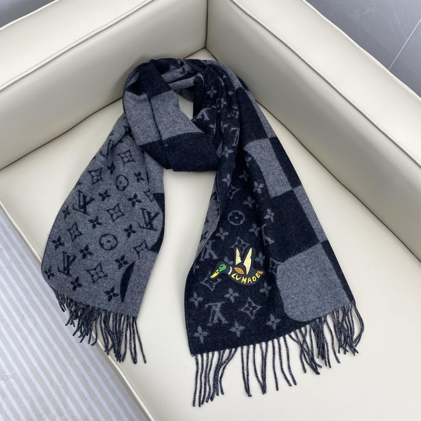 𝐋𝐨𝐮𝐢𝐬 𝐕𝐮𝐢𝐭𝐭𝐨𝐧《NIGO 联名款鸭子刺绣🦆围巾 》官网型号：M标签 100%羊绒Monogr