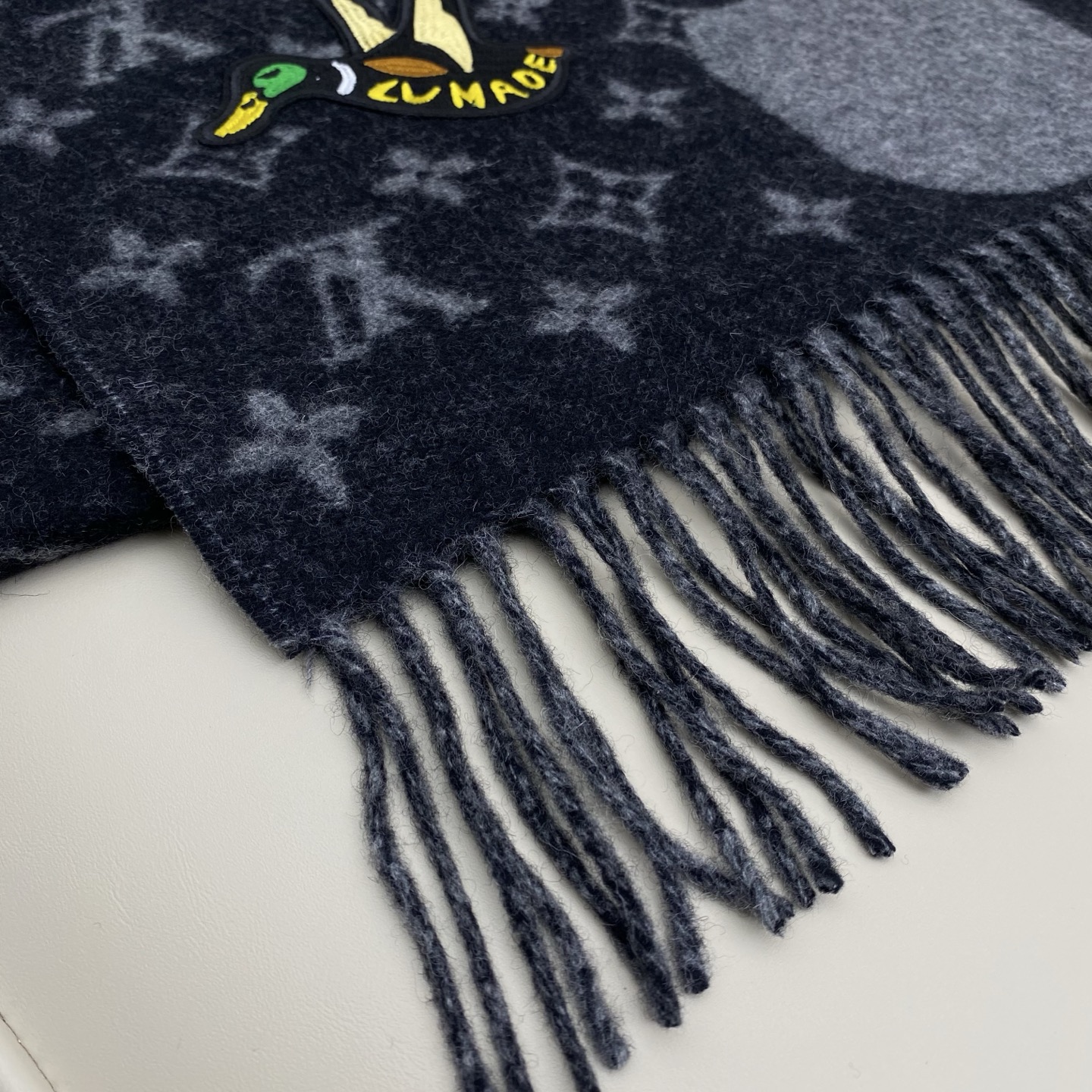 𝐋𝐨𝐮𝐢𝐬 𝐕𝐮𝐢𝐭𝐭𝐨𝐧《NIGO 联名款鸭子刺绣🦆围巾 》官网型号：M标签 100%羊绒Monogr