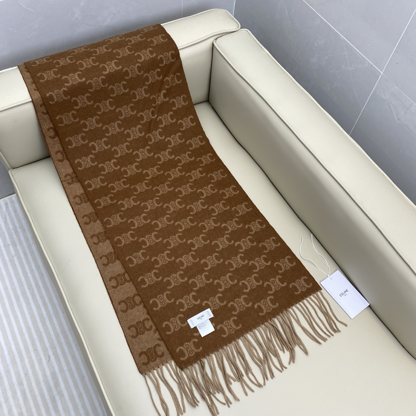 瑟琳今年新款【CL标志羊绒长巾】男女同款双面提花围巾，一改往日的简约风，采用复古风格，真是把时尚潮流拿捏