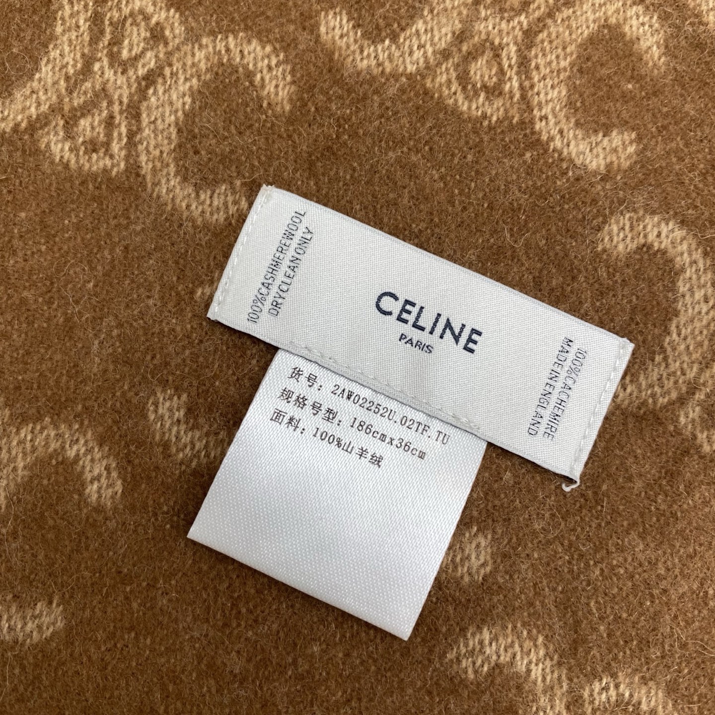 瑟琳今年新款【CL标志羊绒长巾】男女同款双面提花围巾，一改往日的简约风，采用复古风格，真是把时尚潮流拿捏