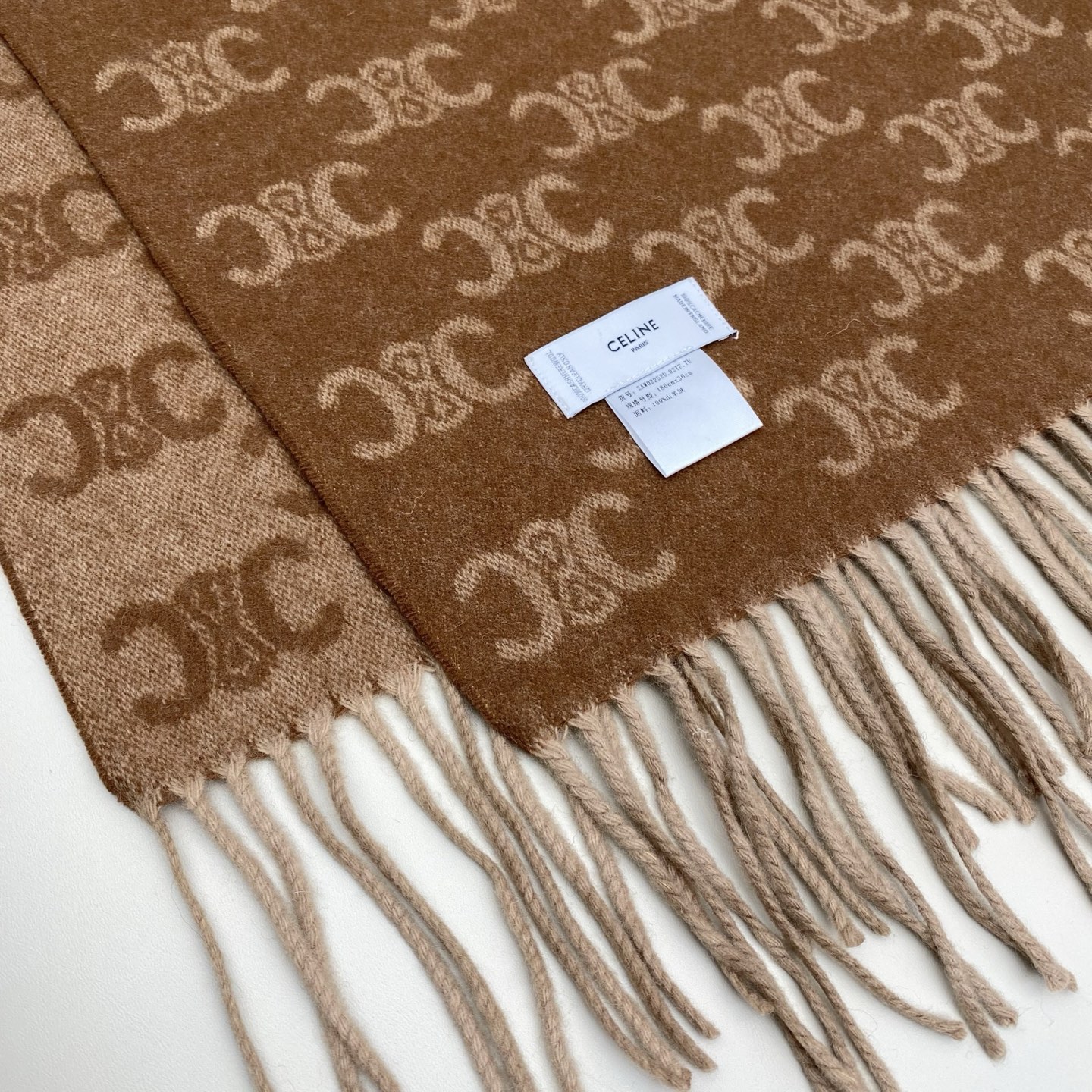 瑟琳今年新款【CL标志羊绒长巾】男女同款双面提花围巾，一改往日的简约风，采用复古风格，真是把时尚潮流拿捏