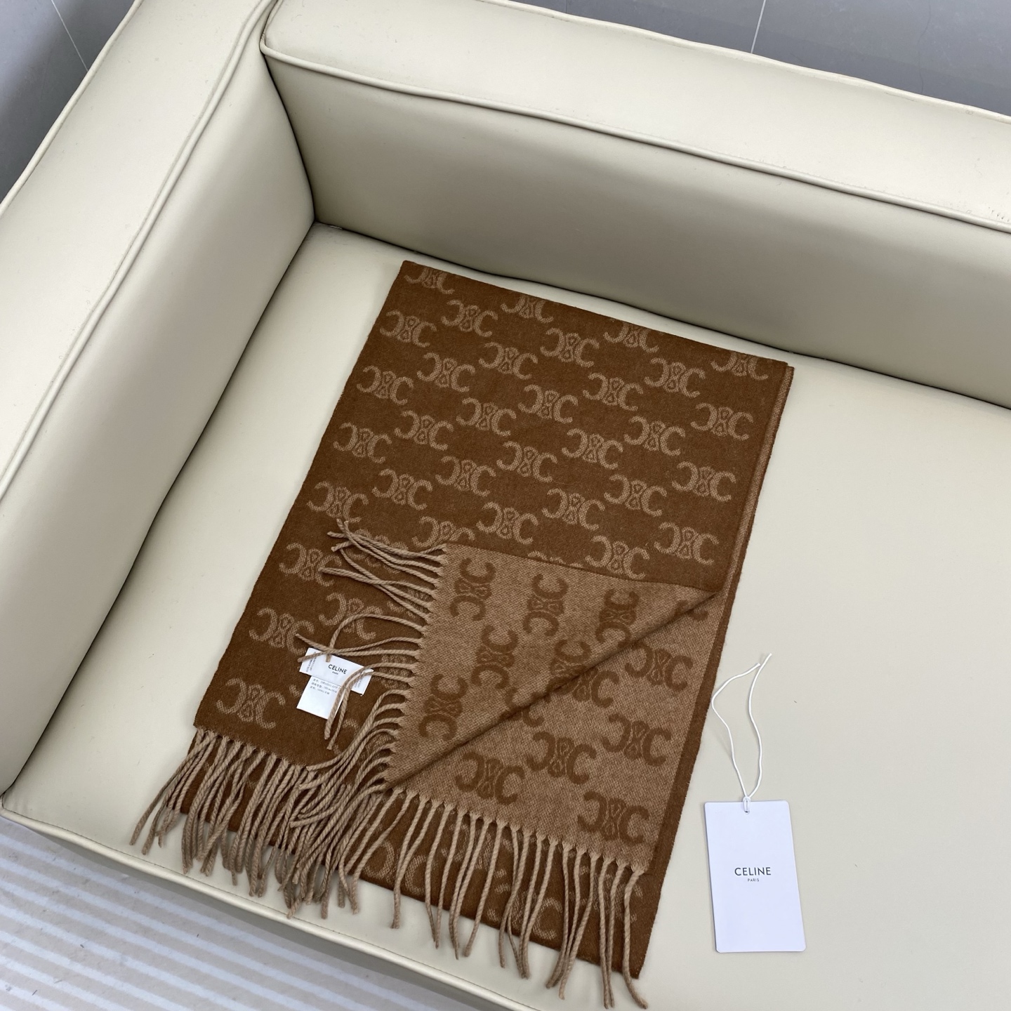 瑟琳今年新款【CL标志羊绒长巾】男女同款双面提花围巾，一改往日的简约风，采用复古风格，真是把时尚潮流拿捏