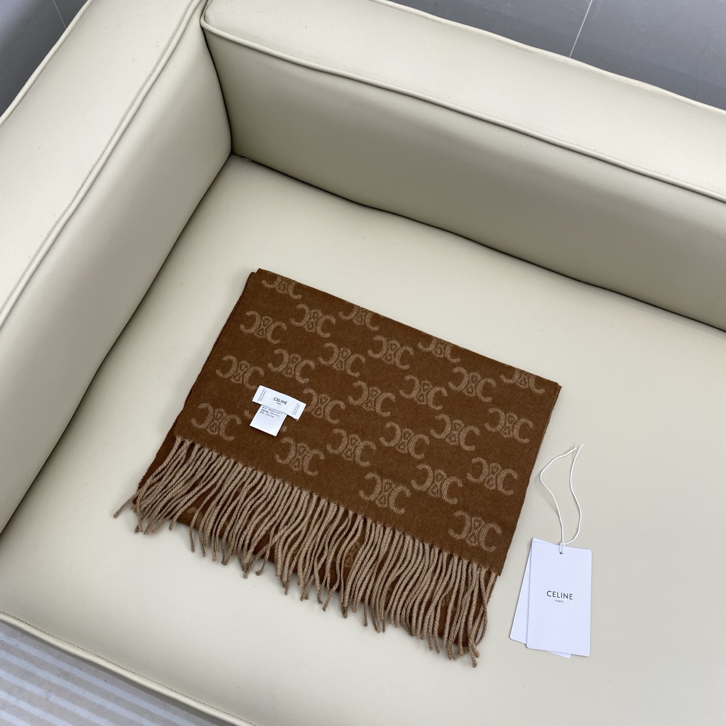 瑟琳今年新款【CL标志羊绒长巾】男女同款双面提花围巾，一改往日的简约风，采用复古风格，真是把时尚潮流拿捏
