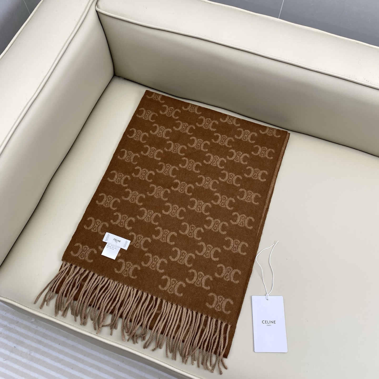 瑟琳今年新款【CL标志羊绒长巾】男女同款双面提花围巾，一改往日的简约风，采用复古风格，真是把时尚潮流拿捏