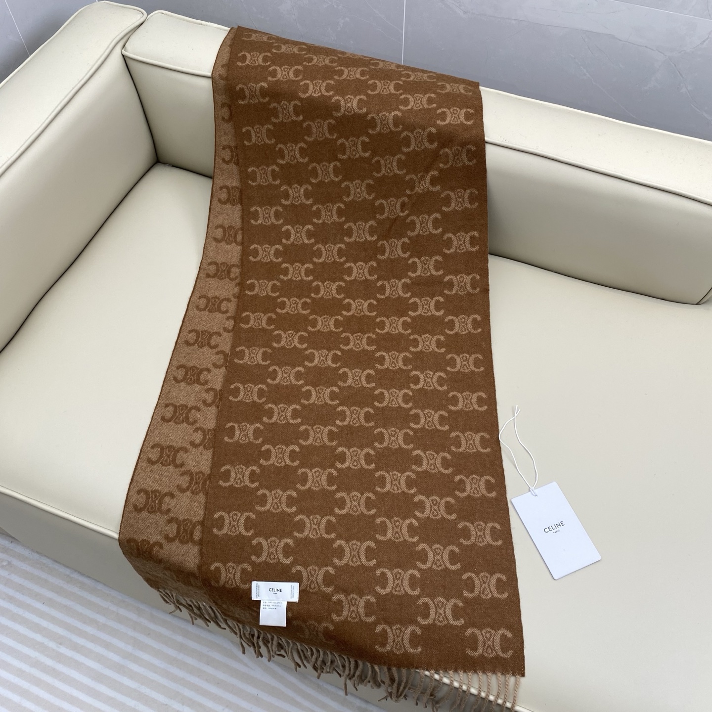 瑟琳今年新款【CL标志羊绒长巾】男女同款双面提花围巾，一改往日的简约风，采用复古风格，真是把时尚潮流拿捏