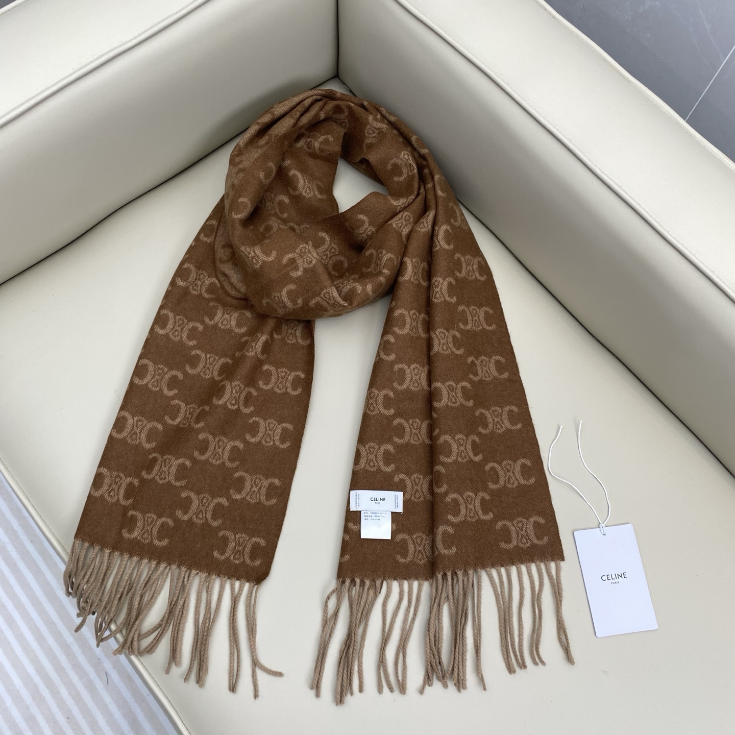 瑟琳今年新款【CL标志羊绒长巾】男女同款双面提花围巾，一改往日的简约风，采用复古风格，真是把时尚潮流拿捏