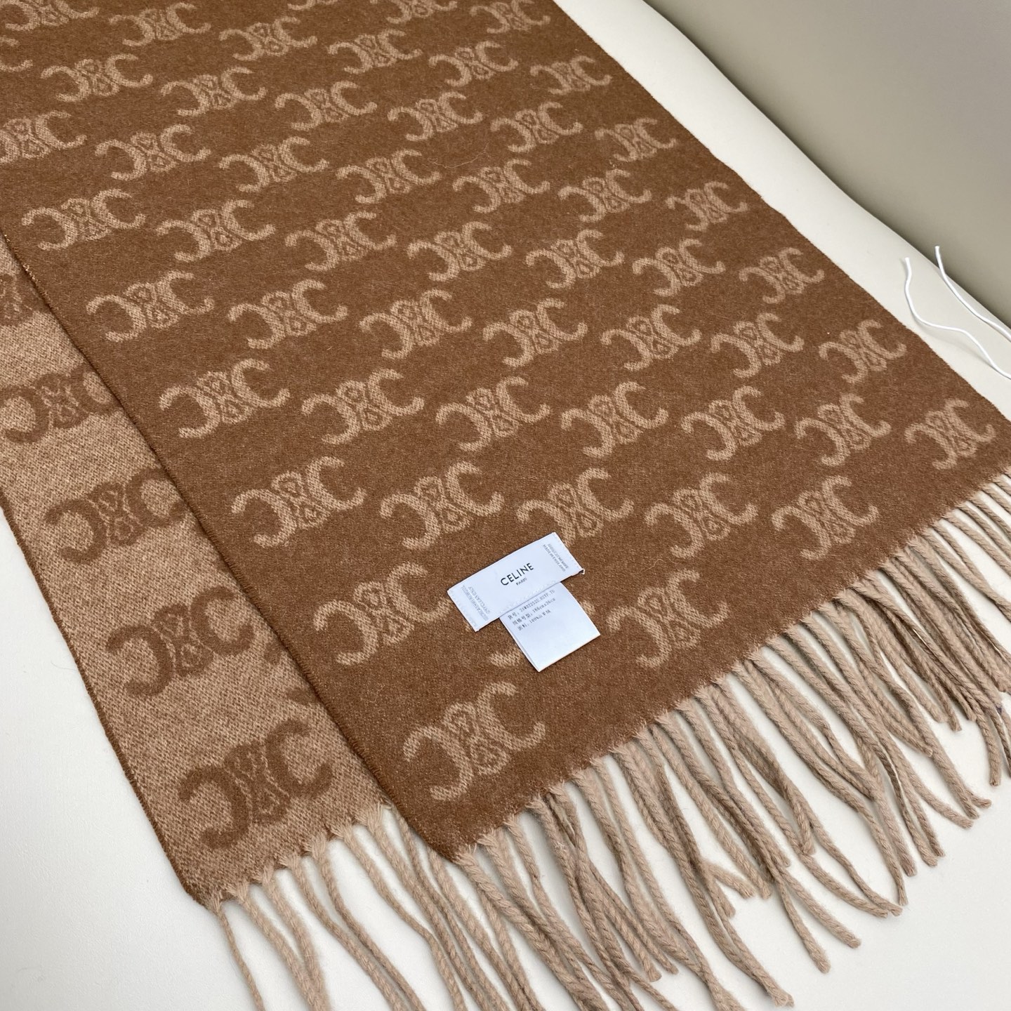 瑟琳今年新款【CL标志羊绒长巾】男女同款双面提花围巾，一改往日的简约风，采用复古风格，真是把时尚潮流拿捏