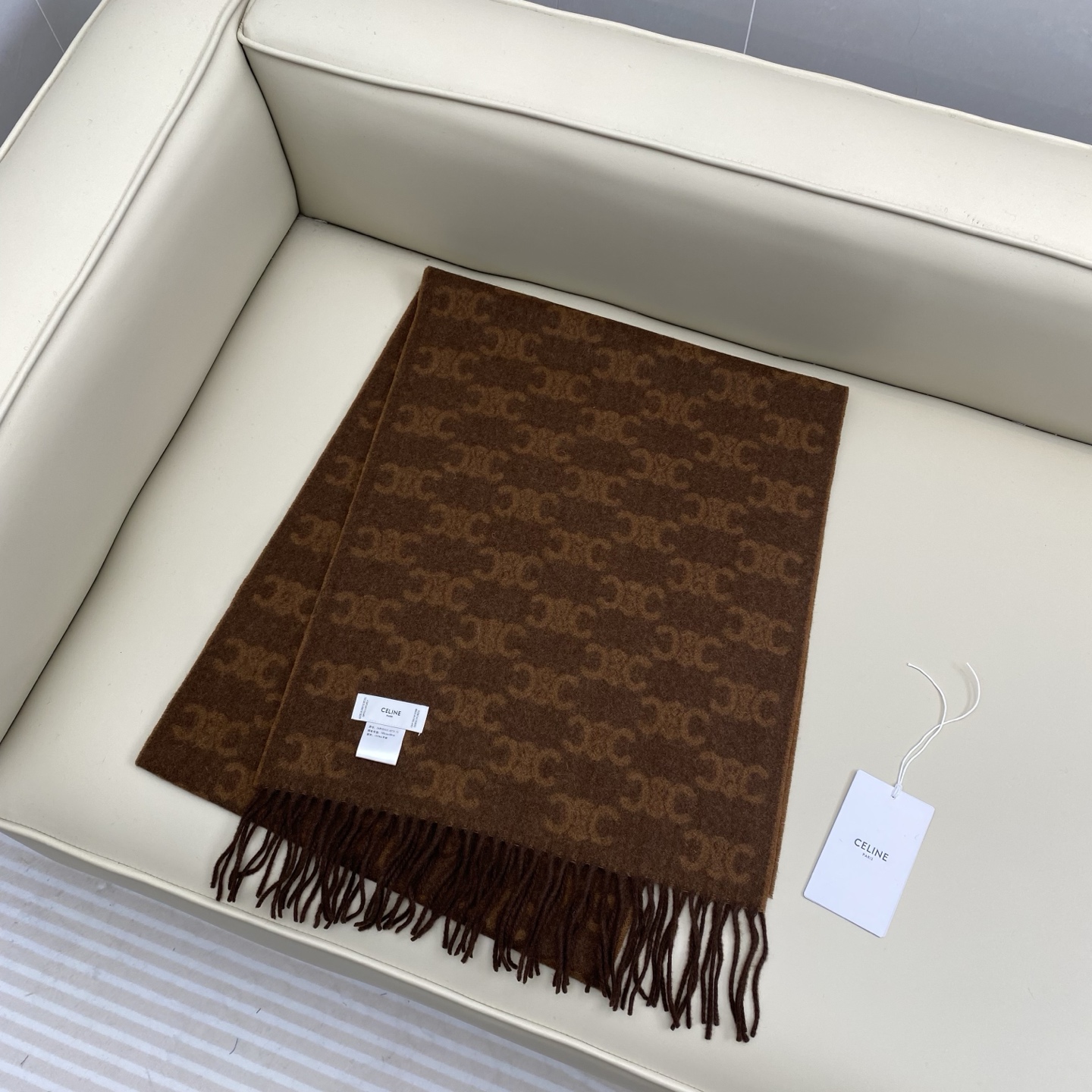 瑟琳今年新款【CL标志羊绒长巾】男女同款双面提花围巾，一改往日的简约风，采用复古风格，真是把时尚潮流拿捏