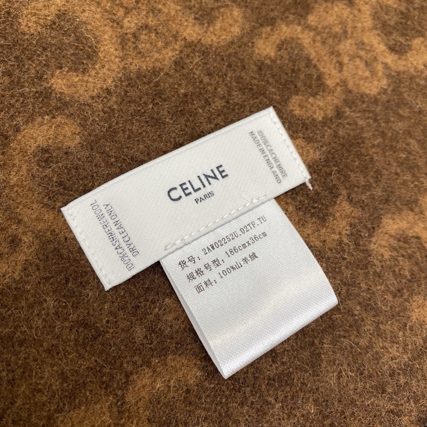 瑟琳今年新款【CL标志羊绒长巾】男女同款双面提花围巾，一改往日的简约风，采用复古风格，真是把时尚潮流拿捏