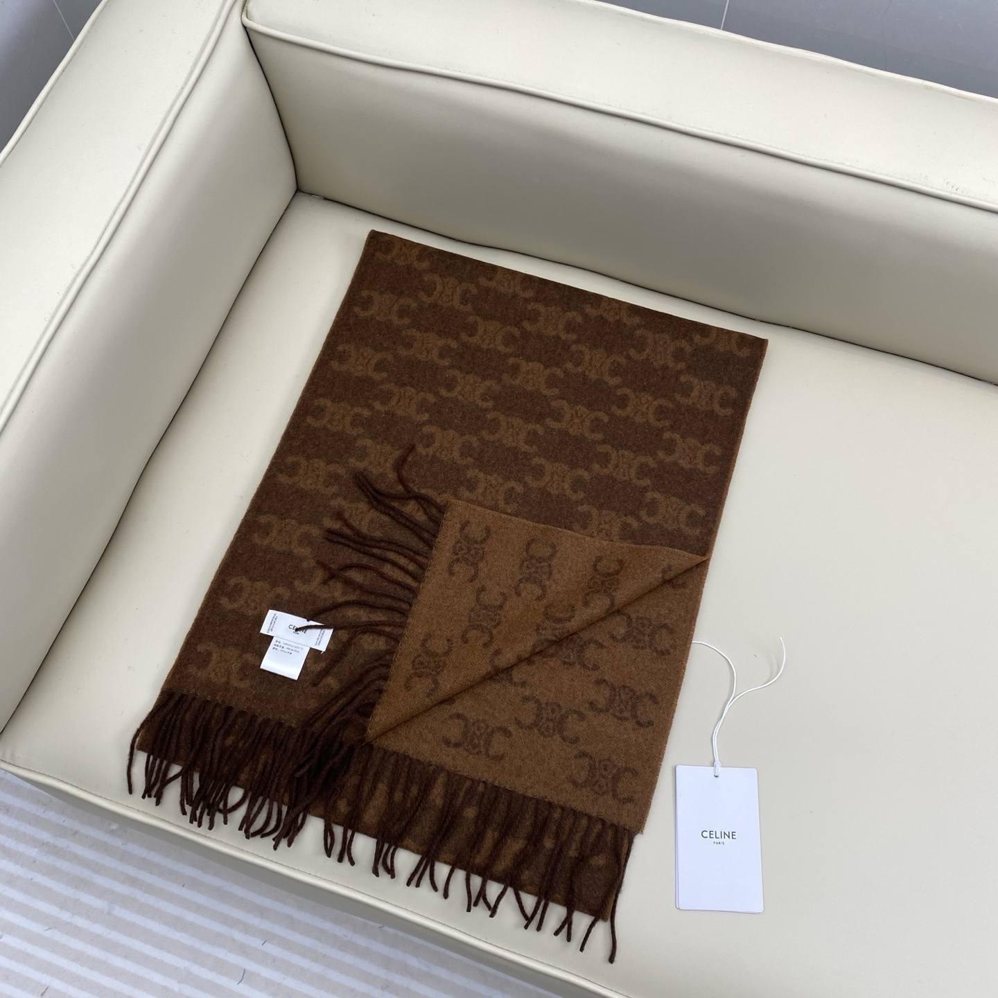 瑟琳今年新款【CL标志羊绒长巾】男女同款双面提花围巾，一改往日的简约风，采用复古风格，真是把时尚潮流拿捏