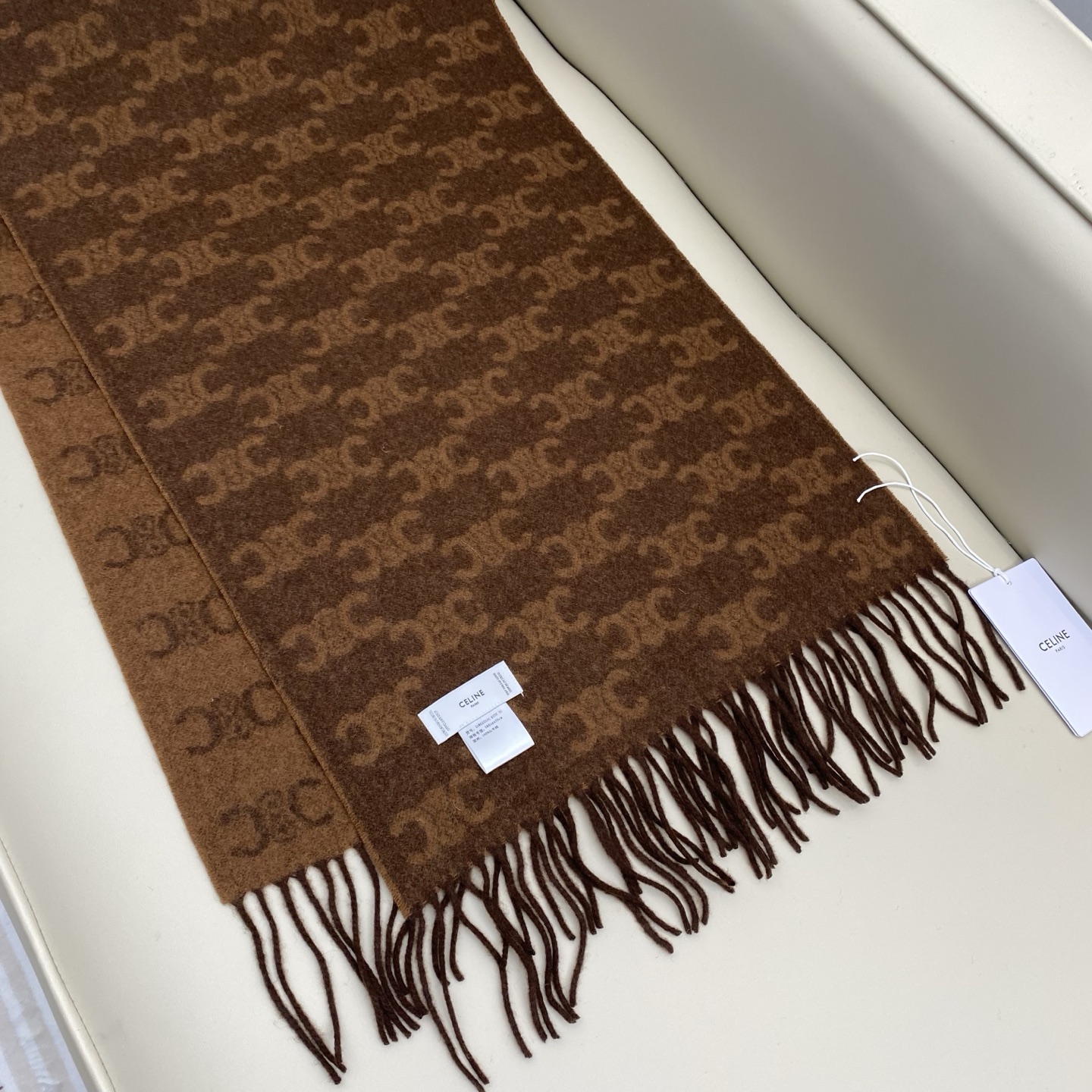 瑟琳今年新款【CL标志羊绒长巾】男女同款双面提花围巾，一改往日的简约风，采用复古风格，真是把时尚潮流拿捏