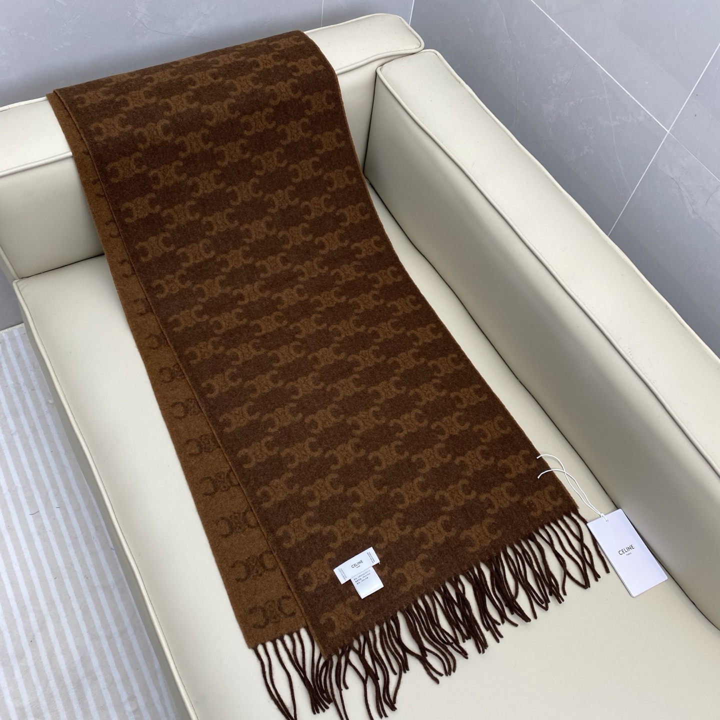 瑟琳今年新款【CL标志羊绒长巾】男女同款双面提花围巾，一改往日的简约风，采用复古风格，真是把时尚潮流拿捏