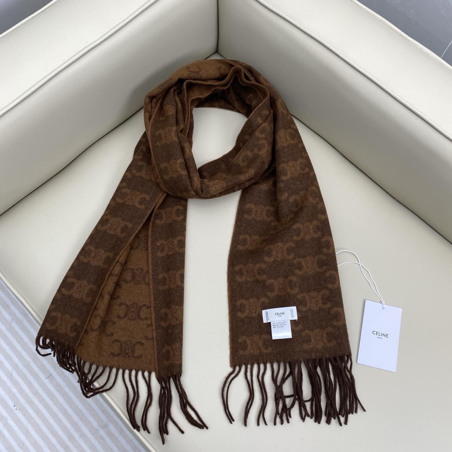 瑟琳今年新款【CL标志羊绒长巾】男女同款双面提花围巾，一改往日的简约风，采用复古风格，真是把时尚潮流拿捏