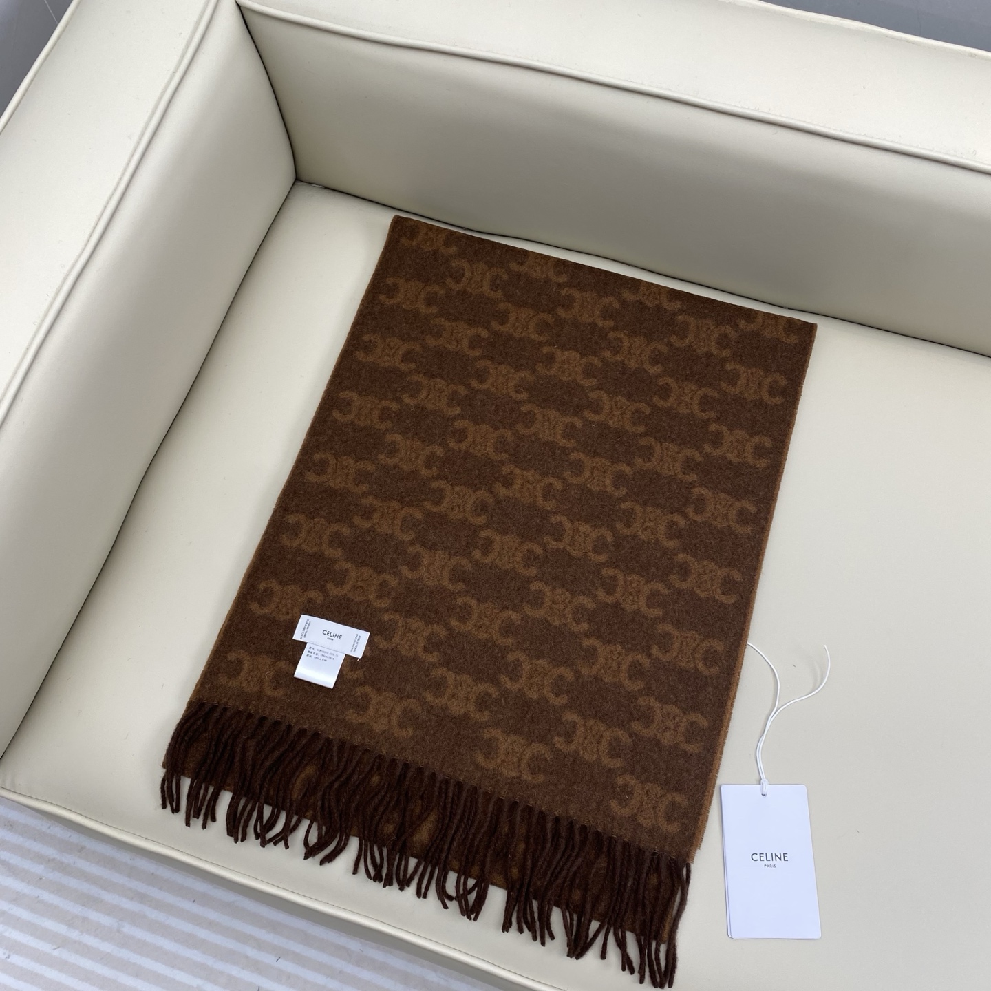 瑟琳今年新款【CL标志羊绒长巾】男女同款双面提花围巾，一改往日的简约风，采用复古风格，真是把时尚潮流拿捏