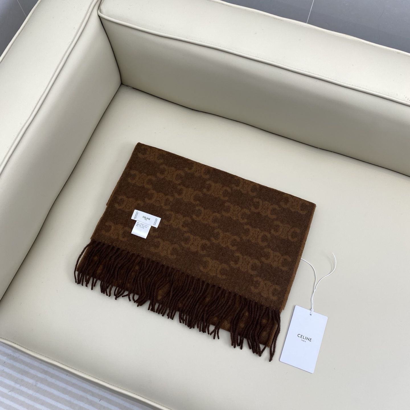 瑟琳今年新款【CL标志羊绒长巾】男女同款双面提花围巾，一改往日的简约风，采用复古风格，真是把时尚潮流拿捏